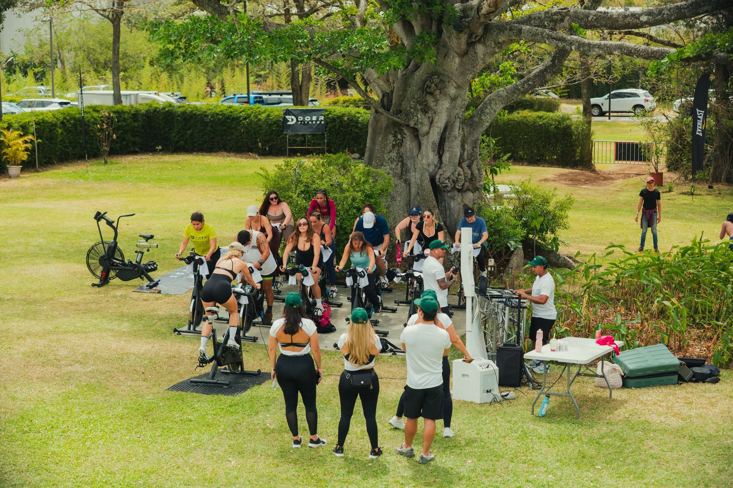 Clase de spinning bajo el gran árbol de Campo Lago