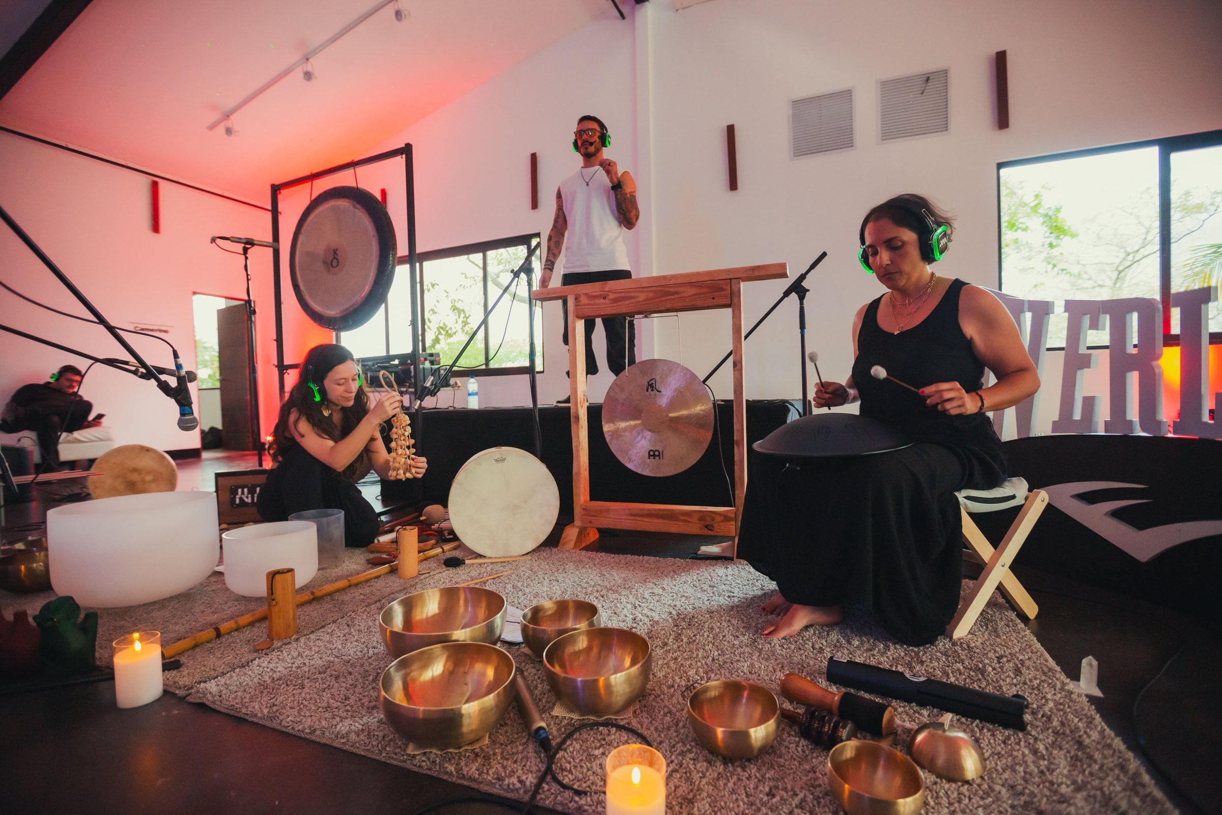 Gongs, cuencos y tambores listos para la sesión de sonido