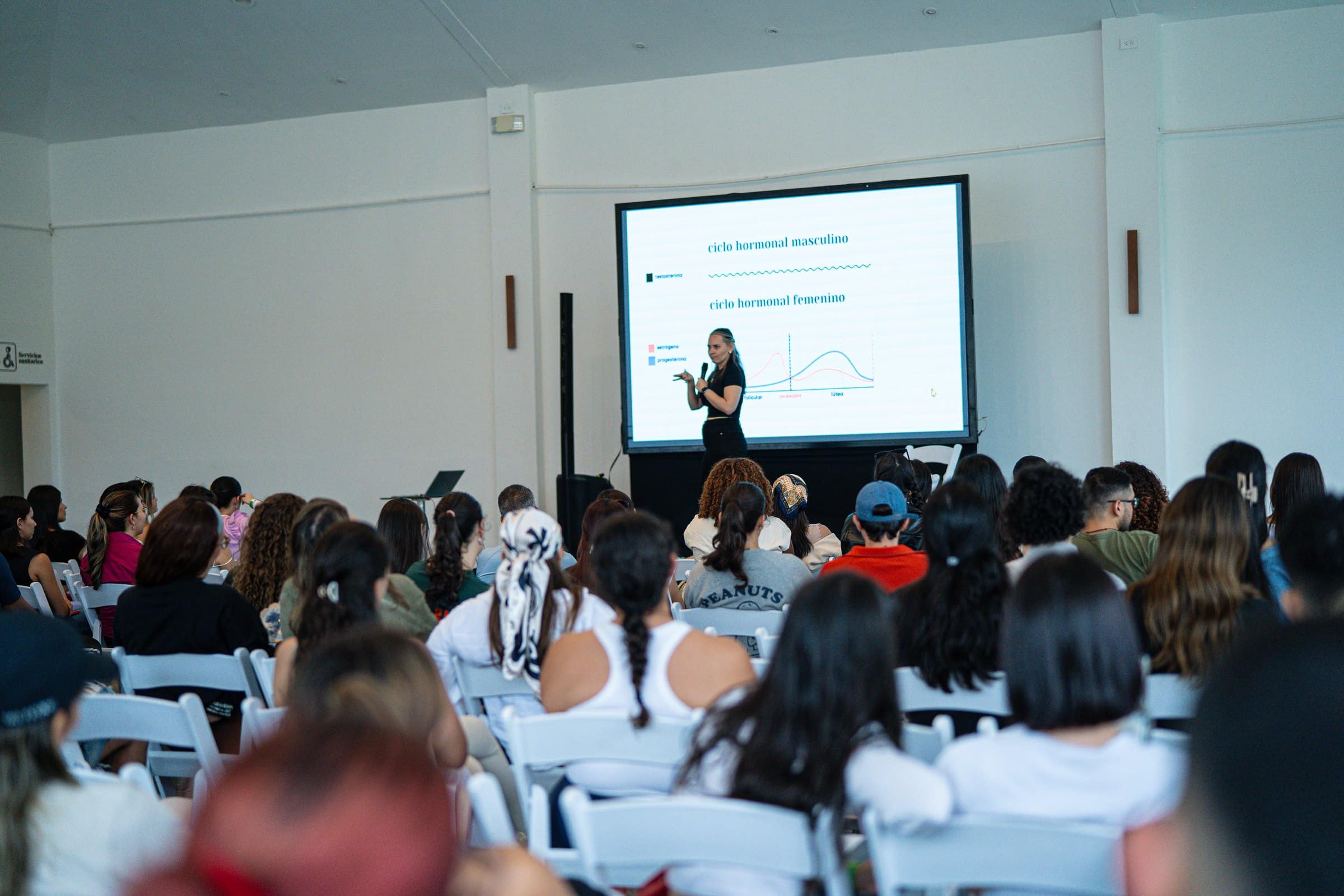 Salón Higuerón lleno durante una charla de Dharma Fest